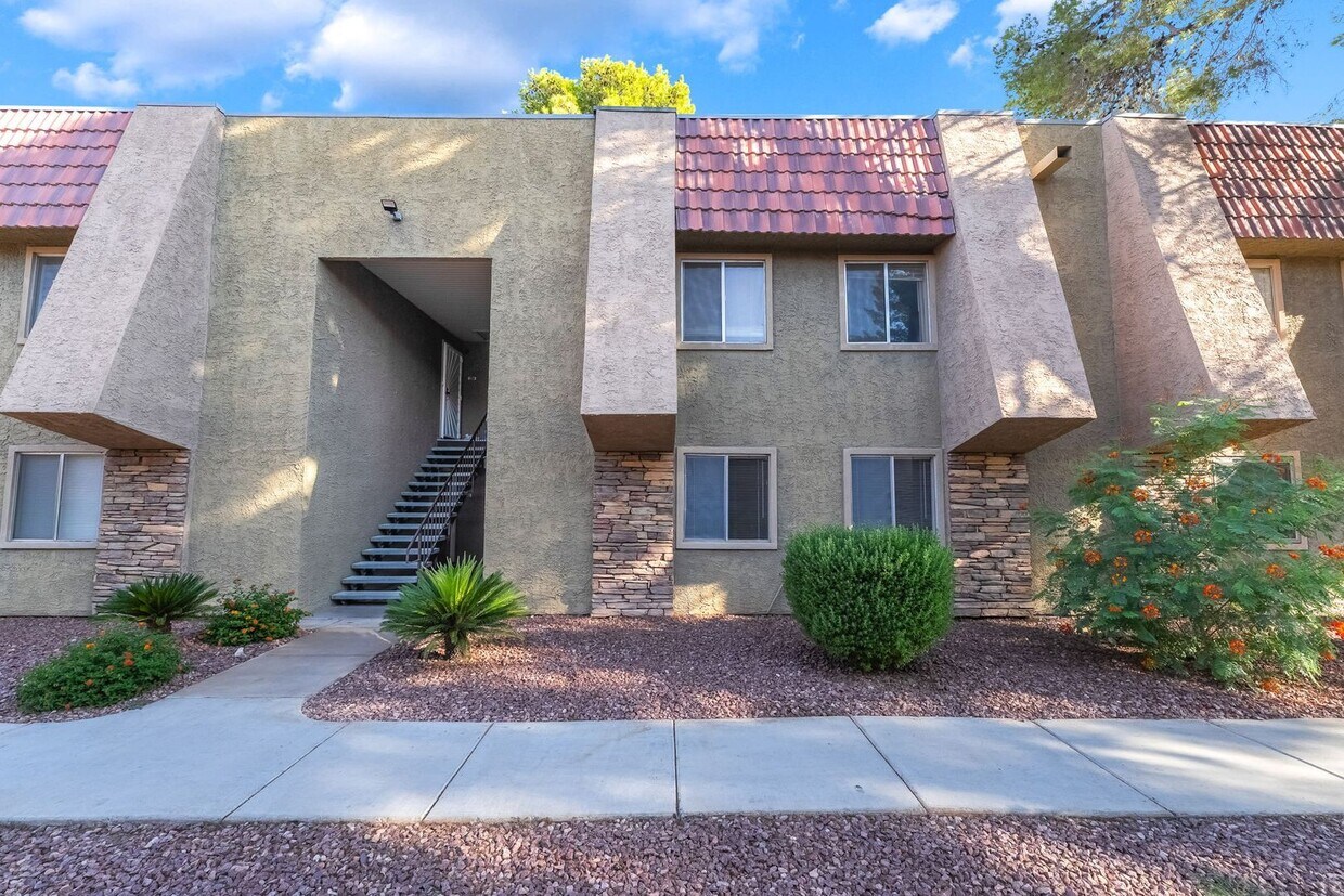Foto principal - Modern Condo in Guard-Gated Community!