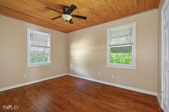 Building Photo - 902 1/2 Gladstone Blvd-