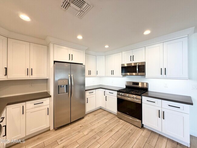 Foto del edificio - 3625 Hayden Rd