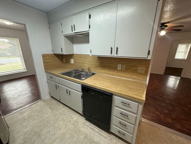 Foto del edificio - AVAILABLE NOW; APPLY TODAY AT OUR WEBSITE 2 WEEKS FREE!!!!!