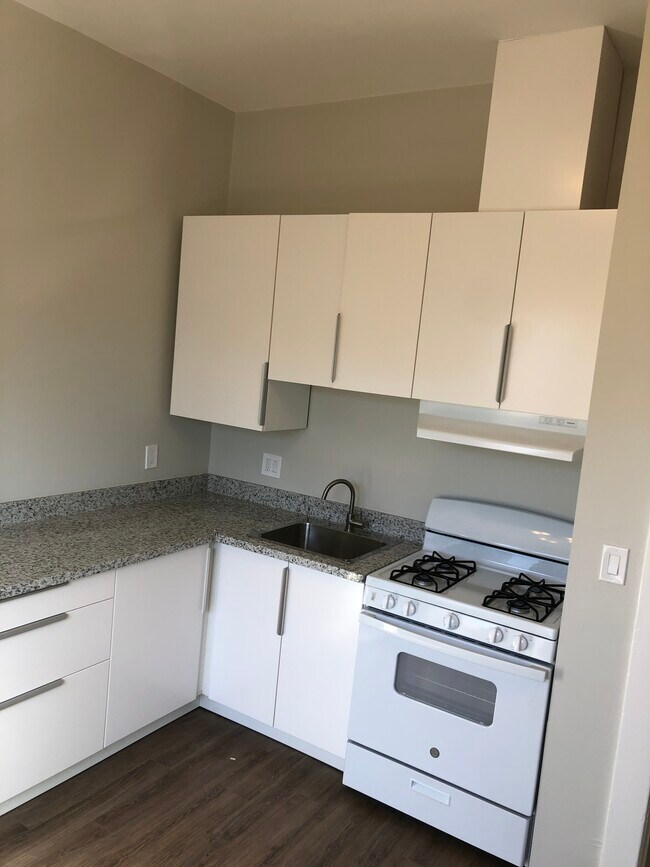 Kitchen - 504 E 18th St