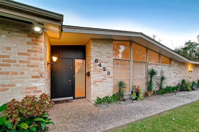 Foto del edificio - 8423 Hunters Creek Dr