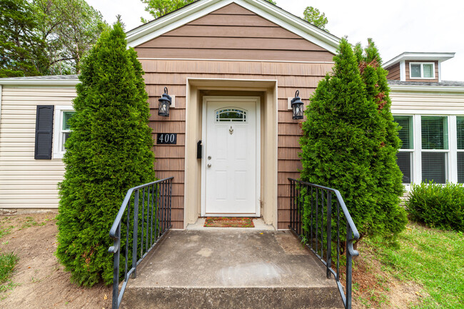 Building Photo - 400 Crestland Ave