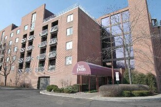 Building Photo - 1450 Plymouth Ln