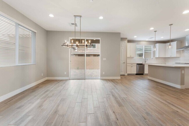 Foto del edificio - STUNNING 5 BEDROOM HOME!