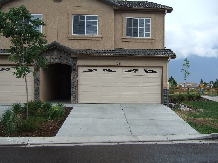 Foto principal - 3 Bedroom End Unit Townhome