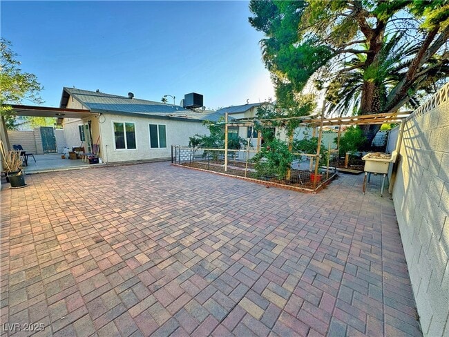 Foto del edificio - 6388 Mockingbird Ln