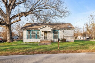 Building Photo - 211 E Navasota St