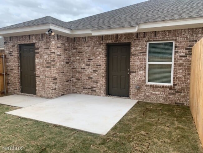 Building Photo - 2 br, 2 bath Townhome - 2424 Belmont Drive...