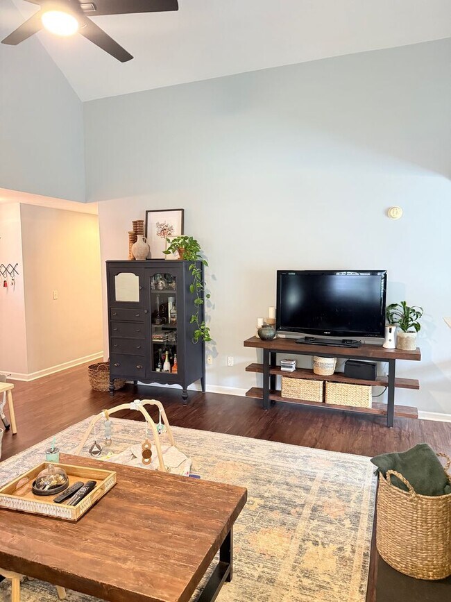 Foto del edificio - Handsome East Side Home