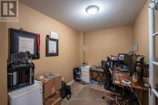 Building Photo - 162 Fordham Private