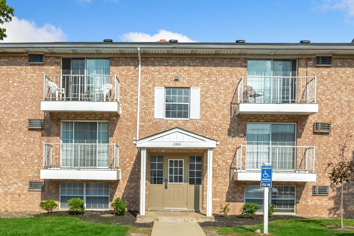 Oak Brook Gardens Apartments 13911 Oakbrook Dr North Royalton, OH