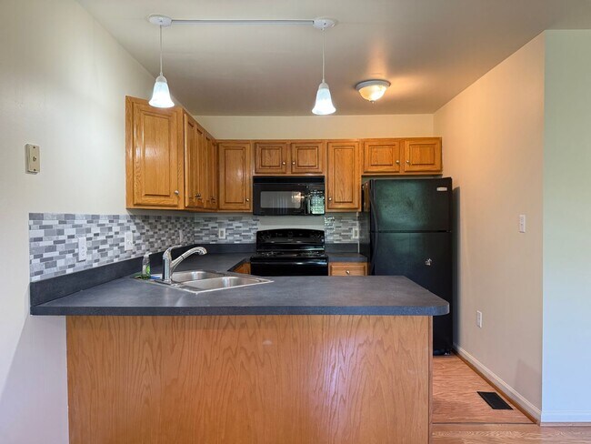 Foto del edificio - Beautiful 3-Bedroom Home in Penn Manor School District - Finished basement!