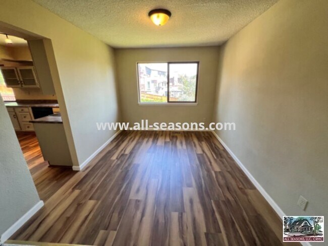 Foto del edificio - Northwest Tri-Level 5 Bedroom Home For Rent!