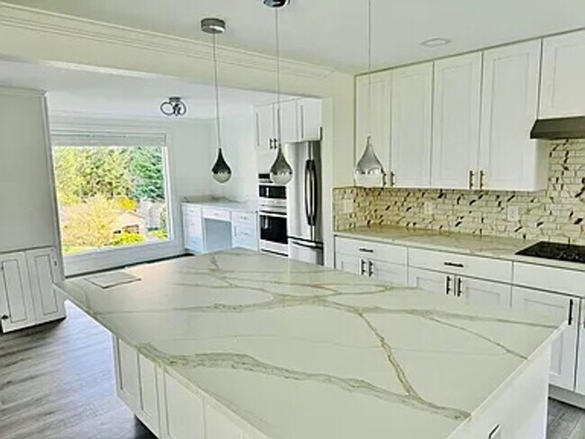 Foto del edificio - 5 bed 4 bath home in somerset available 9/1