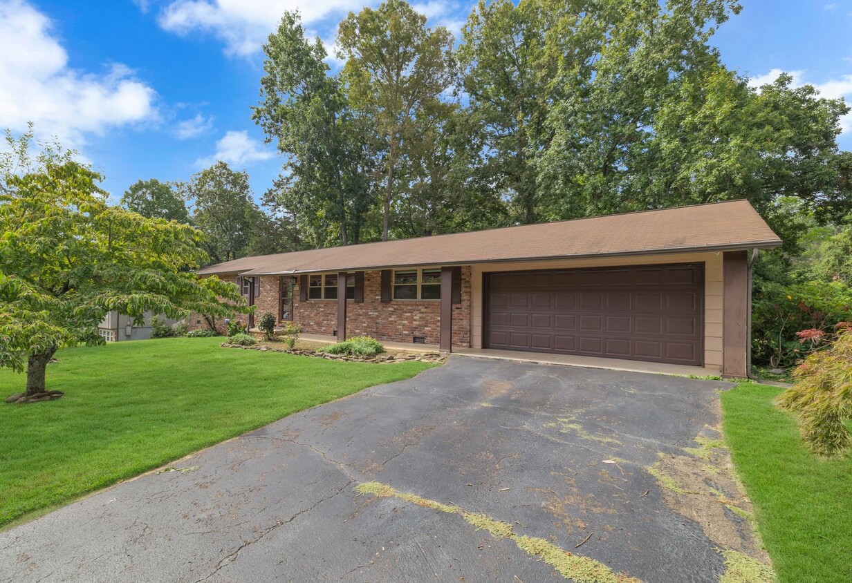 Primary Photo - Knoxville 37934 - Charming 4-Bedroom Home ...
