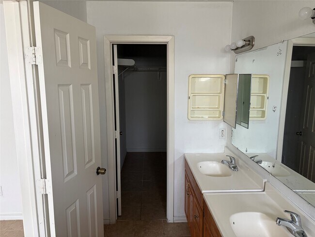 Foto del edificio - 1917 Estate Dr