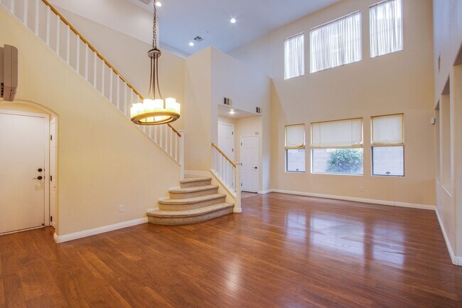 Foto del edificio - Beautiful 4 bedroom 3 bath plus loft home in the Vistas in Summerlin!