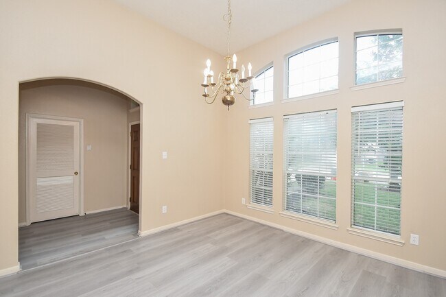 Foto del edificio - 15114 Snow Hill Ct