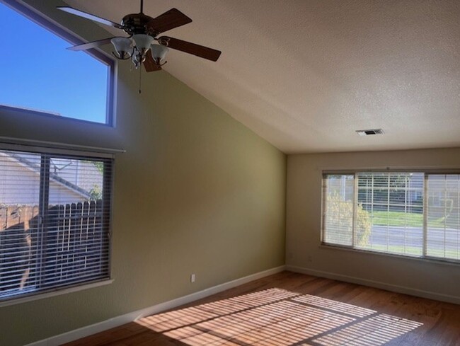 Building Photo - 4 Bedroom Home off of Peppertree (North Hi...