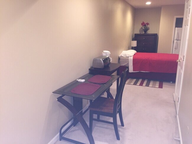 Foto del edificio - Beautiful 1 Bedroom 1 Bathroom Efficiency ...