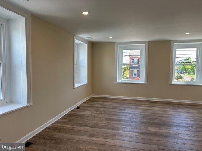 Foto del edificio - 319 W Ridge Pike