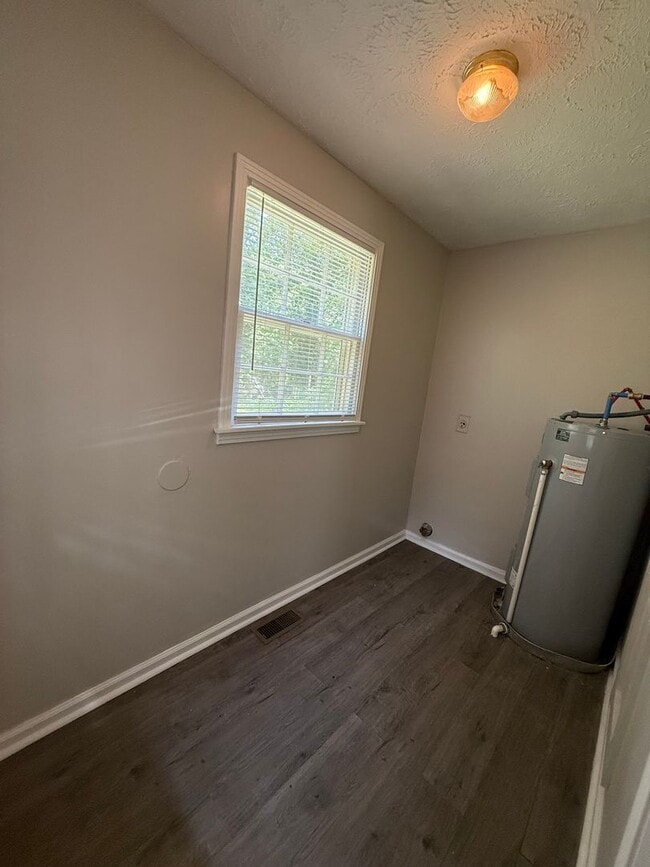 Building Photo - 2BR Brick Home in Dickson