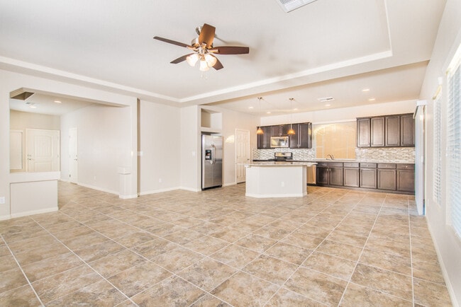 Foto del edificio - Beautiful 4 Bedroom, 2 Story Home in the S...