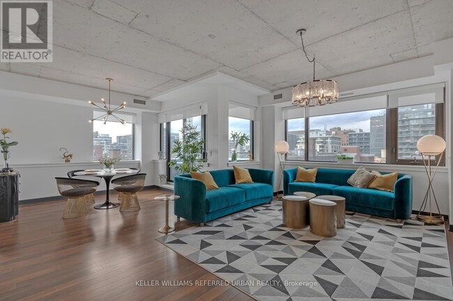 Building Photo - 400 Wellington St W