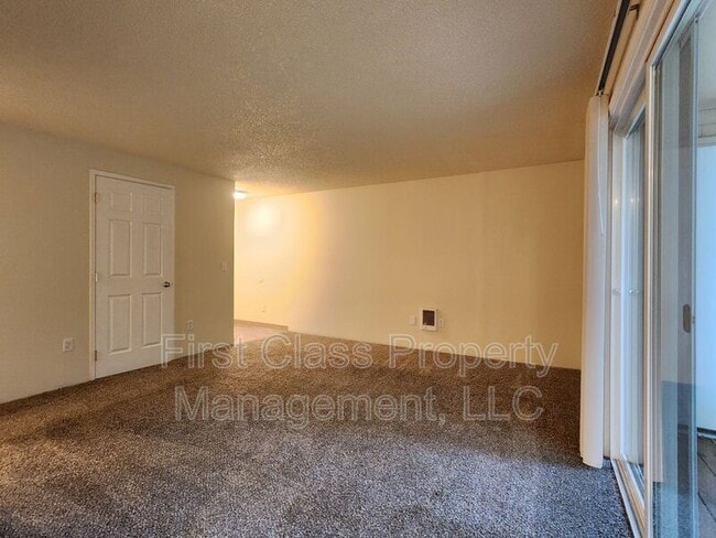 Building Photo - 3648 SW Beaverton Hillsdale Hwy