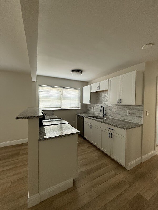 Foto del edificio - 5653 Bramble Ave