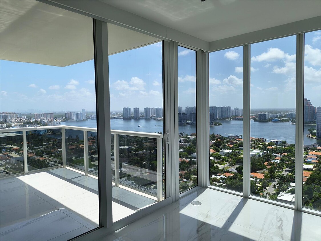 Primary Photo - 19111 Collins Ave