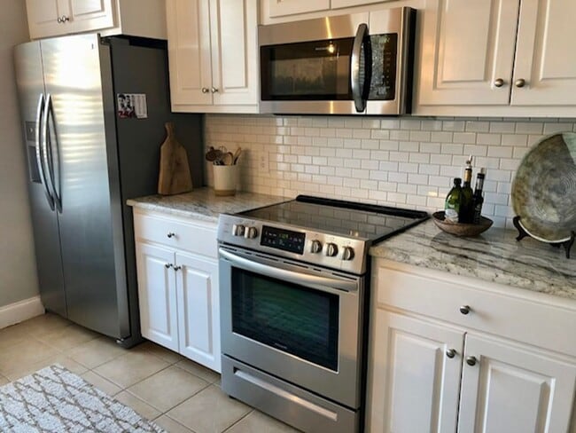 Photo - 3 bedroom, 3 Bath in Oxford, small fenced yard. House
