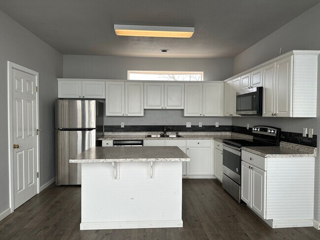 Foto del edificio - 3 Bedroom Beaverton Home with A/C!