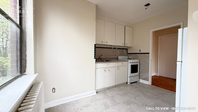 Building Photo - 244 Roncesvalles Av