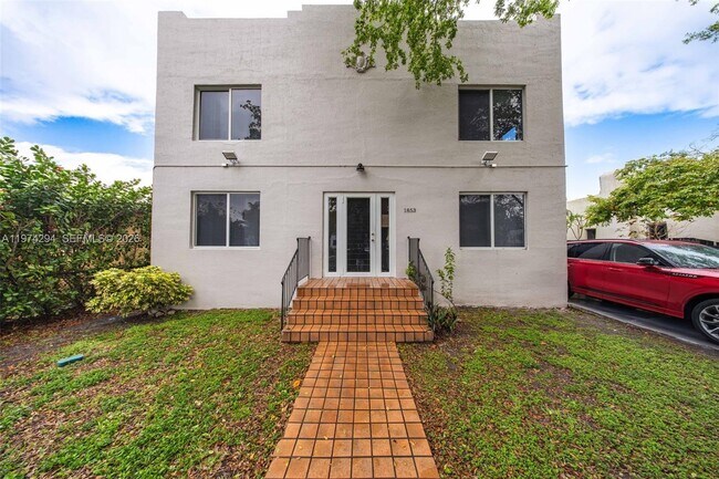 Foto del edificio - 1853 SW 17th St
