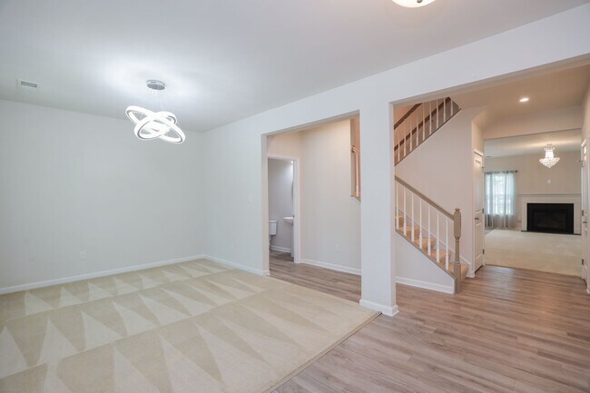 Foto del edificio - Gorgeous 4 Bed, 2.5 Bath near James River