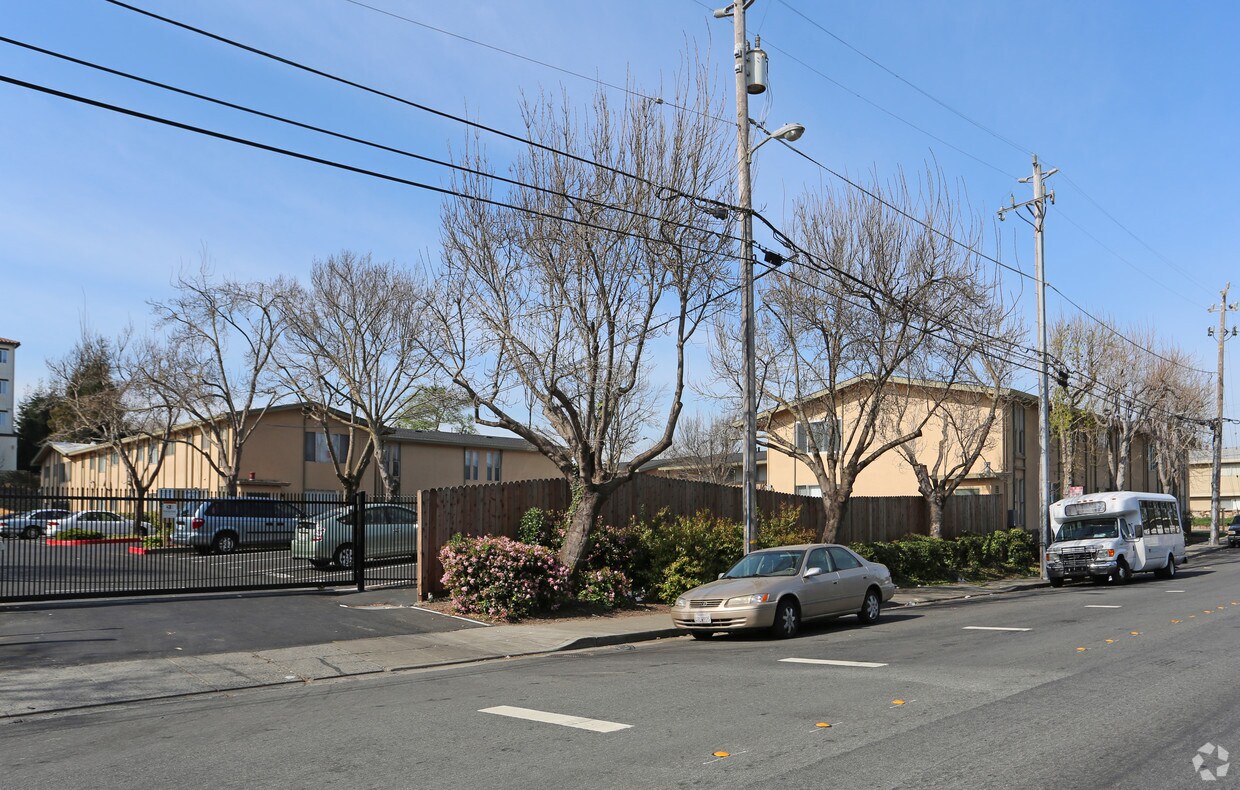 Foto del edificio - Church Lane Apartment Homes