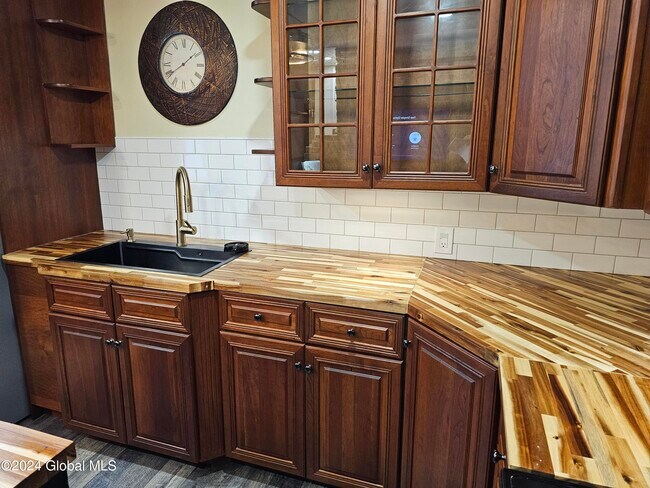 Foto del edificio - 215 Saratoga Ave