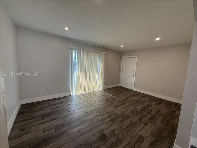 Foto del edificio - 835 SE 12th St