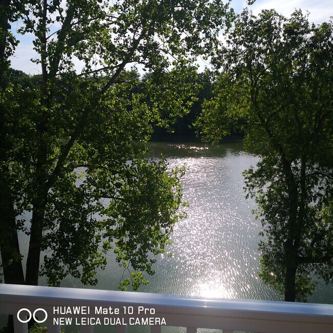 Foto del edificio - 524 Laurel Lake Rd