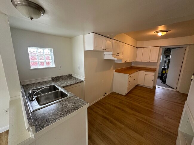 Foto del edificio - 7553 Orchard Ave