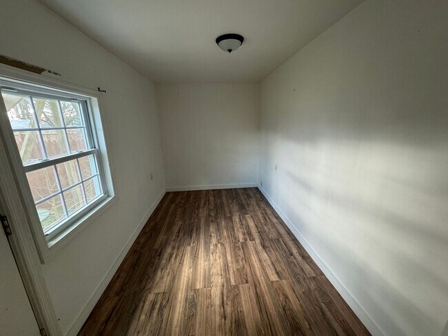 Building Photo - 1st floor apartment