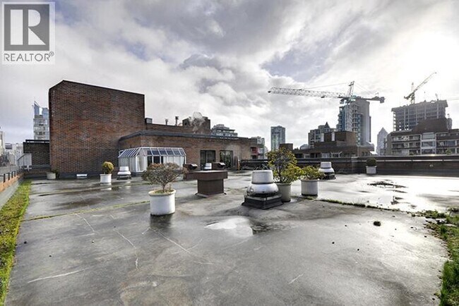 Photo du bâtiment - 1330 Burrard St