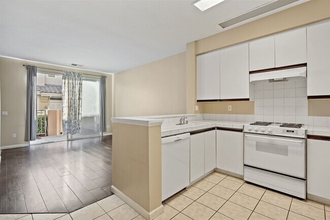 Building Photo - 2 br, 2 bath Townhome - 2288 Cabo Bahia