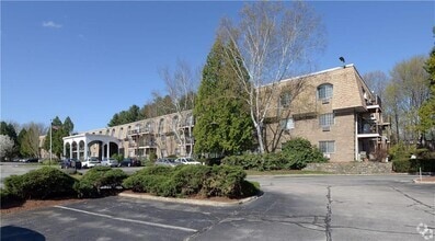 Building Photo - 65 Oaklawn Ave