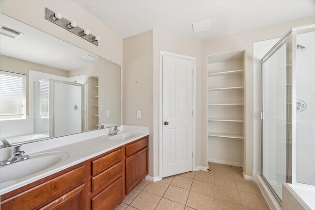 Foto del edificio - 8307 Cove Timbers Ln