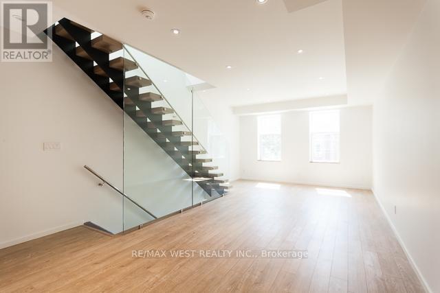 Building Photo - 1118 Queen St W