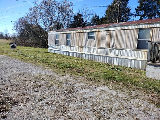 Building Photo - 211 Holly Berry Ln