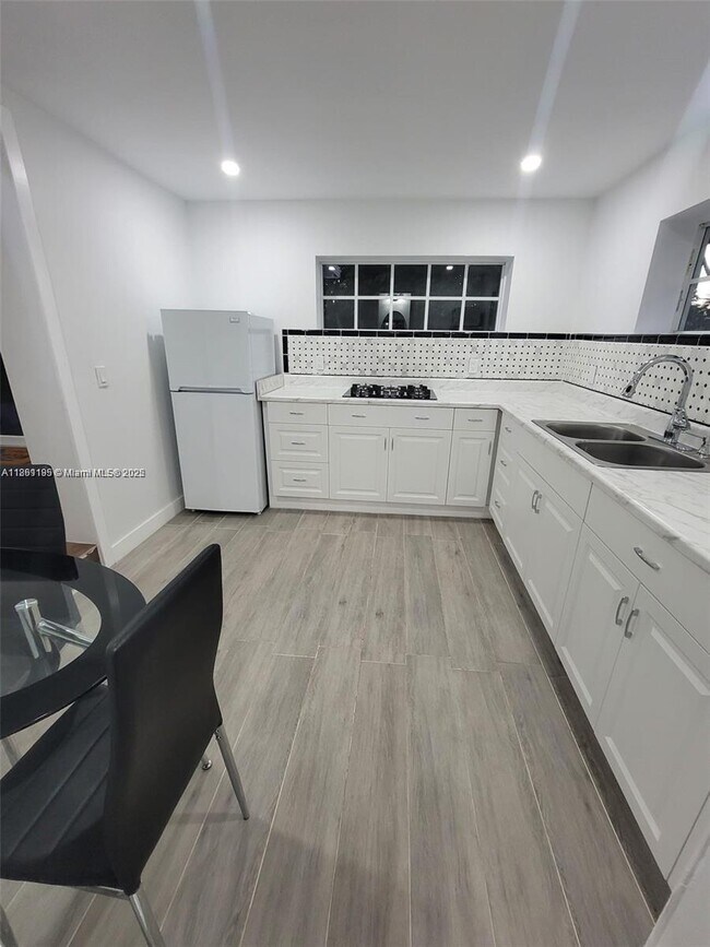 Foto del edificio - 290 NW 92nd Ave